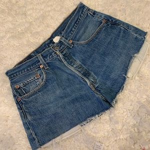 Levi’s 501 cut off shorts 💙❤️ Urban Outfitters